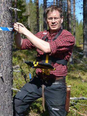 Magnus använder fältselen med surfplatta